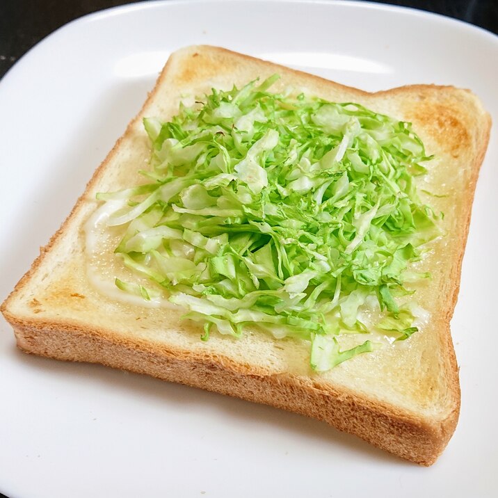 千切りキャベツのマヨトースト